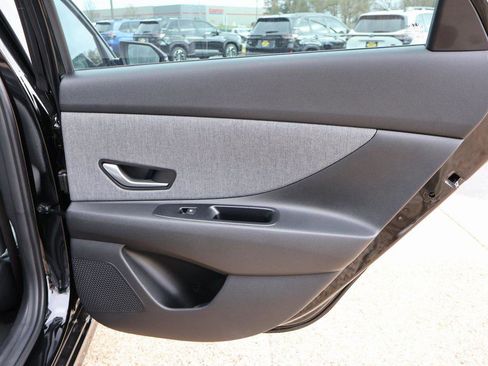 New 2025 Hyundai Elantra Limited image 12