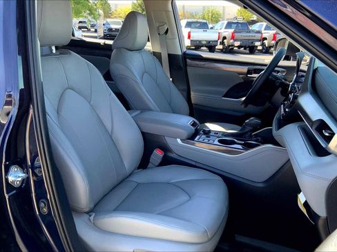 Used 2025 Toyota Highlander Limited image 7