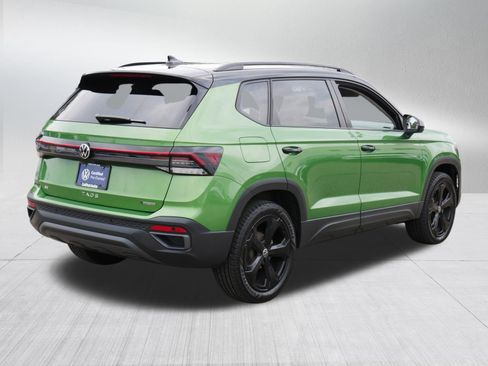 Certified 2025 Volkswagen Taos SE AWD/4WD image 7