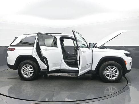 Used 2024 Jeep Grand Cherokee Laredo w/ Luxury Tech Group I AWD/4WD image 55