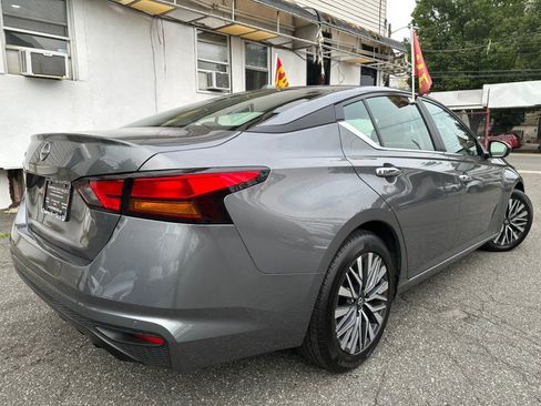 Used 2025 Nissan Altima 2.5 SV FWD image 4