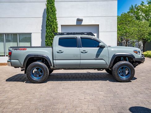 Used 2022 Toyota Tacoma TRD Off-Road AWD/4WD image 4