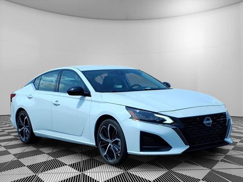Used 2024 Nissan Altima 2.5 SR FWD image 1