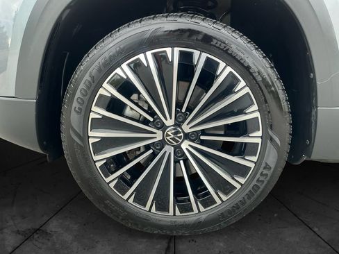 Used 2025 Volkswagen Taos SE FWD image 15