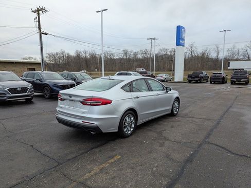 Used 2019 Ford Fusion SE image 3