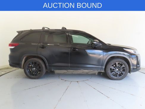 Used 2019 Toyota Highlander SE w/ Nightshade Edition FWD image 2