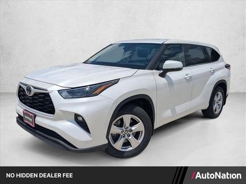 Used 2024 Toyota Highlander LE AWD/4WD image 1