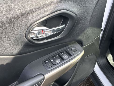 Used 2018 Jeep Cherokee Limited image 18