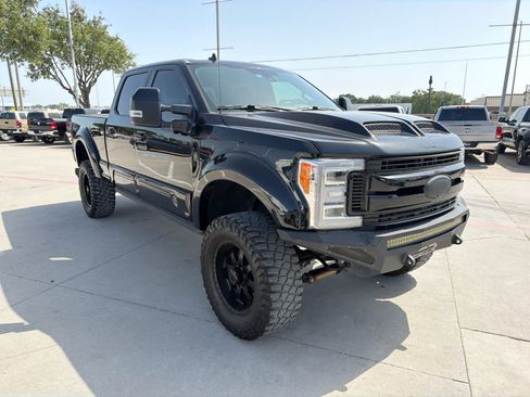 Used 2019 Ford F250 Lariat w/ Lariat Ultimate Package AWD/4WD image 2