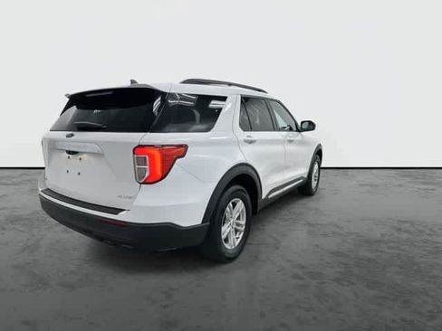 Used 2023 Ford Explorer XLT AWD/4WD image 3