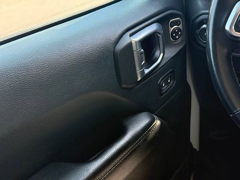 Used 2018 Jeep Wrangler Unlimited Sahara AWD/4WD image 9