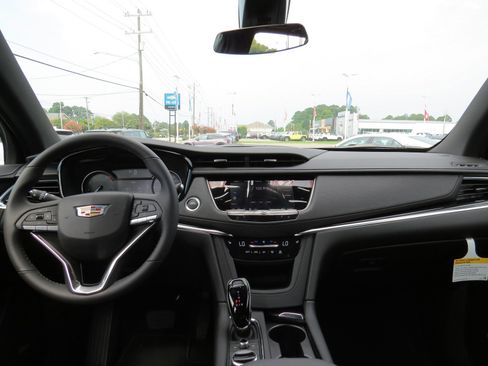 New 2025 Cadillac XT6 Luxury image 18