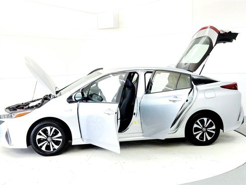 Used 2018 Toyota Prius Prime Premium image 10