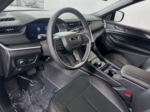 New 2025 Jeep Grand Cherokee Altitude image 4