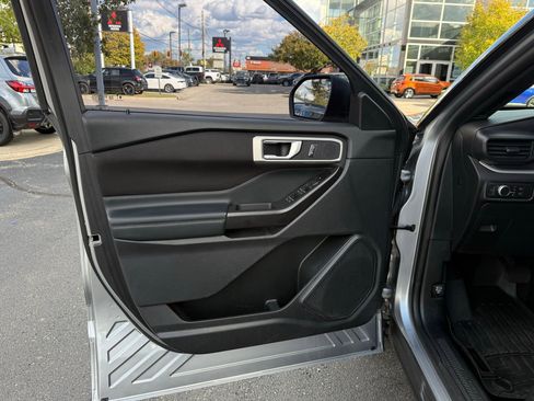 Used 2020 Ford Explorer XLT image 28