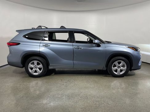 Used 2022 Toyota Highlander LE FWD image 2