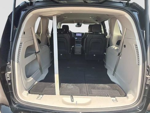 Used 2024 Chrysler Pacifica Touring-L FWD image 16