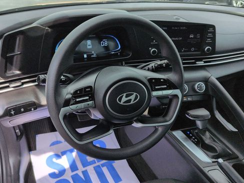 Used 2024 Hyundai Elantra SE image 12