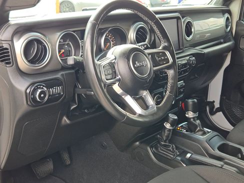 Used 2022 Jeep Wrangler Unlimited Sahara w/ Cold Weather Group AWD/4WD image 10