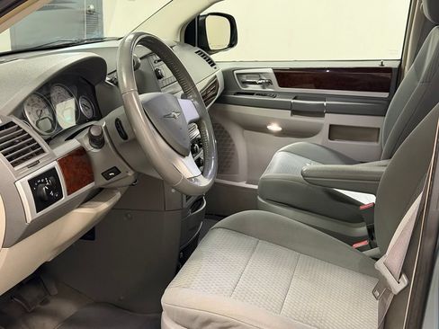 Used 2010 Chrysler Town & Country Touring FWD image 22