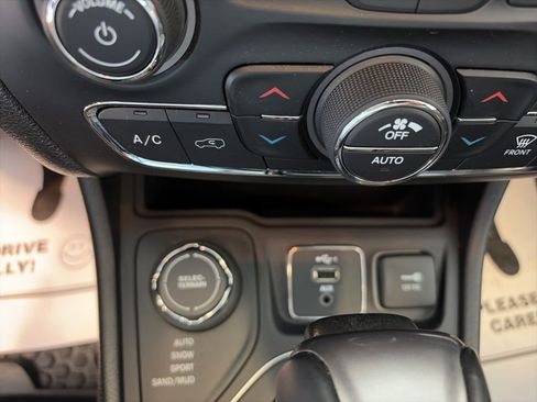 Used 2020 Jeep Cherokee Latitude Plus w/ Comfort/Convenience Group image 40