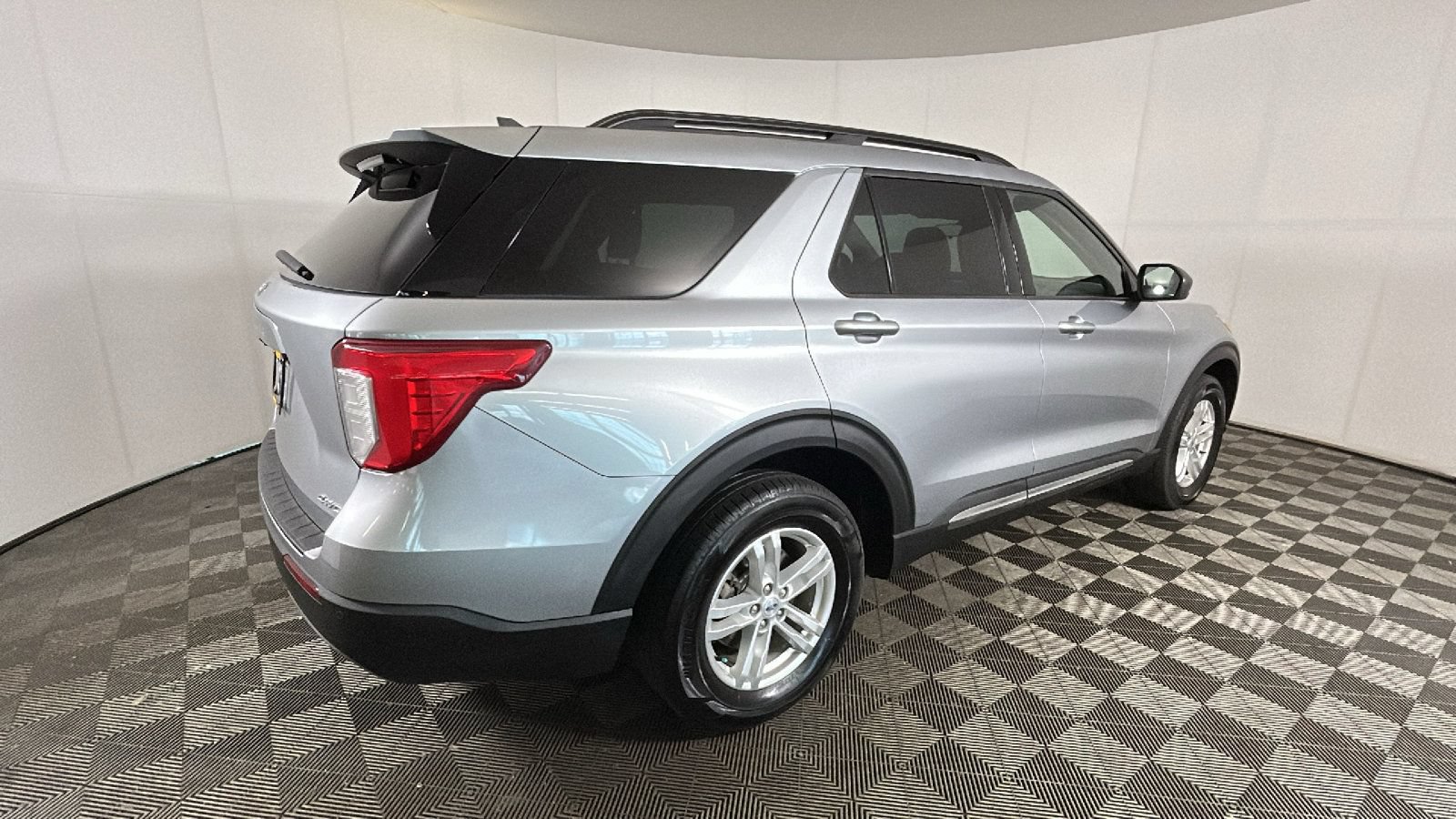 Used 2022 Ford Explorer XLT AWD/4WD image 3