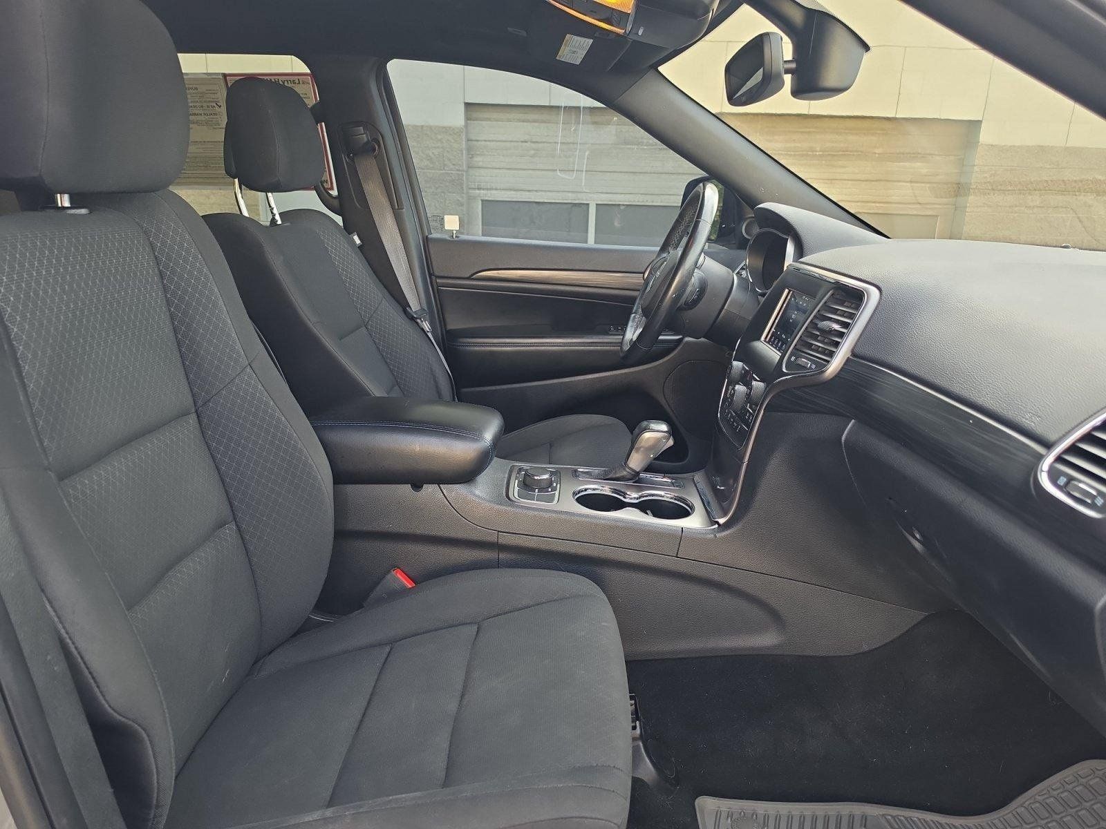 Used 2019 Jeep Grand Cherokee Laredo AWD/4WD image 27