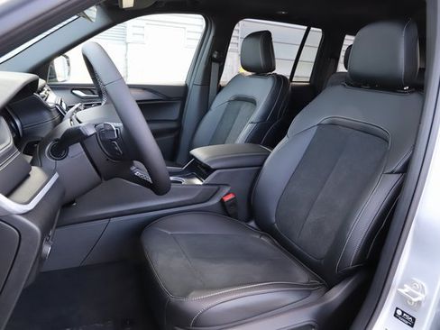 New 2025 Jeep Grand Cherokee Altitude image 11