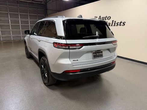 Used 2025 Jeep Grand Cherokee Altitude AWD/4WD image 3