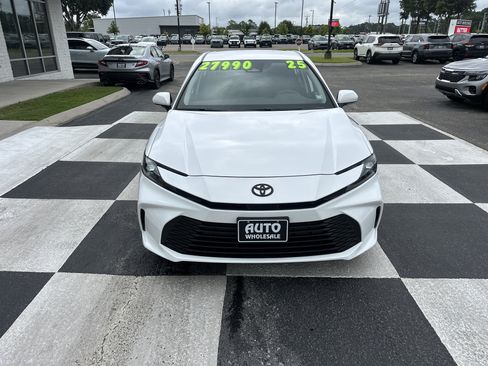 Used 2025 Toyota Camry LE w/ Convenience Package FWD image 2