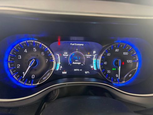 Used 2025 Chrysler Pacifica Limited FWD image 4