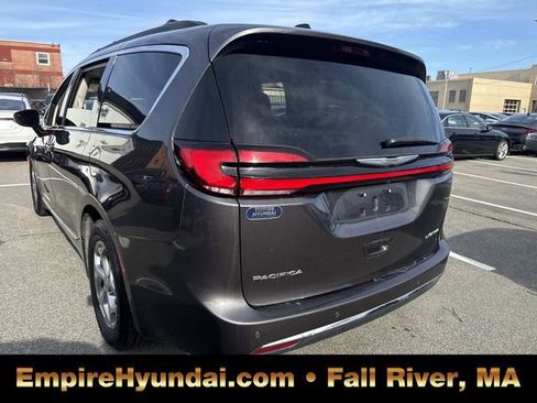 Used 2023 Chrysler Pacifica Limited image 10