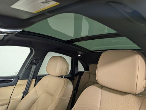 Used 2022 Porsche Macan image 16