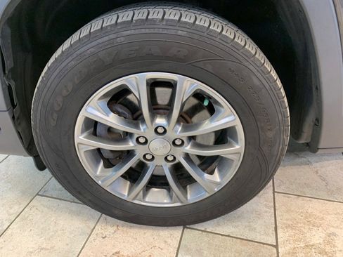 Used 2019 Jeep Cherokee Latitude Plus AWD/4WD image 13