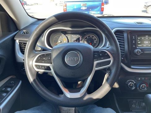 Used 2018 Jeep Cherokee Latitude FWD image 18