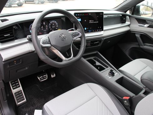 New 2026 Volkswagen Tiguan SE R-Line FWD image 9