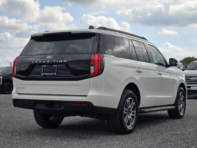Certified 2025 Ford Expedition Active RWD image 7