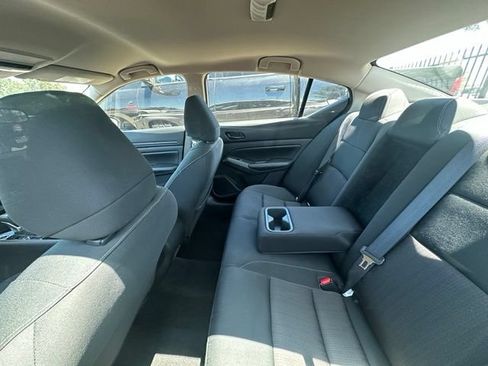 Used 2024 Nissan Altima 2.5 SV FWD image 8