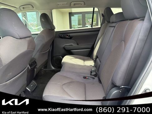 Used 2024 Toyota Highlander LE AWD/4WD image 20