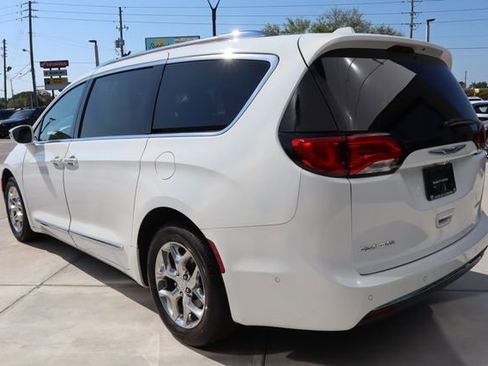 Used 2019 Chrysler Pacifica Limited w/ Advanced Safetytec Group FWD image 6