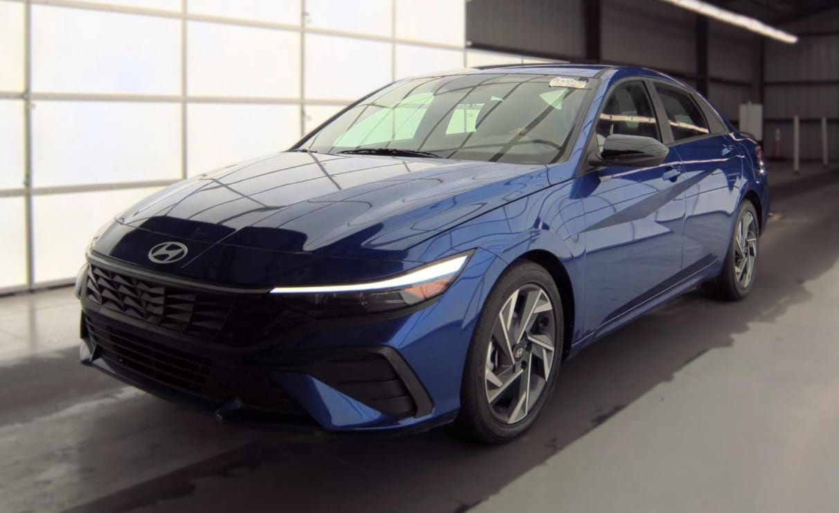 Used 2025 Hyundai Elantra Sport FWD image 1