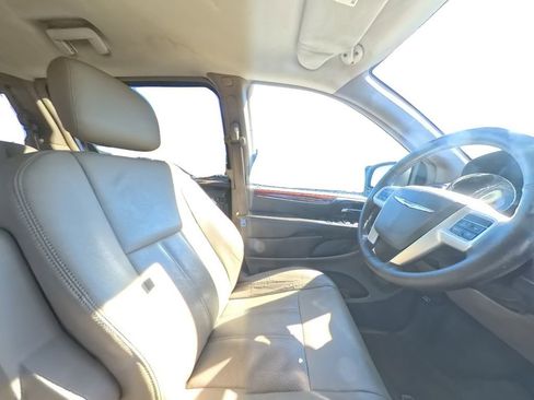 Used 2016 Chrysler Town & Country Touring-L image 27