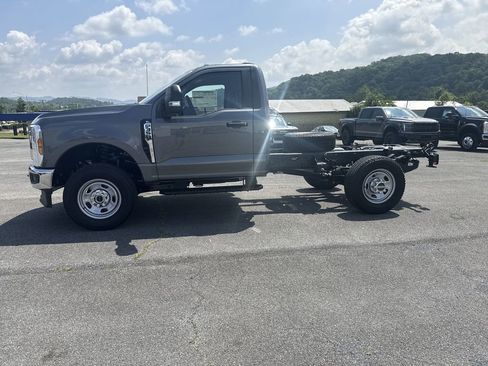New 2025 Ford F350 XL w/ XL Chrome Package image 3