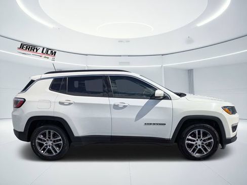 Used 2017 Jeep Compass Latitude w/ Popular Equipment Group FWD image 2