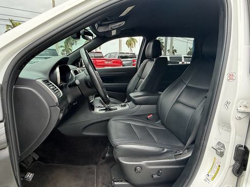 Used 2019 Jeep Grand Cherokee Laredo AWD/4WD image 9