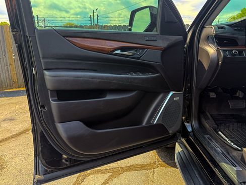 Used 2020 Cadillac Escalade Luxury w/ Escalade Sport Edition image 25