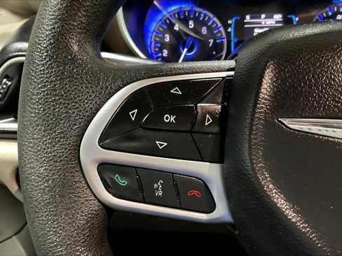 Used 2017 Chrysler Pacifica Touring image 18