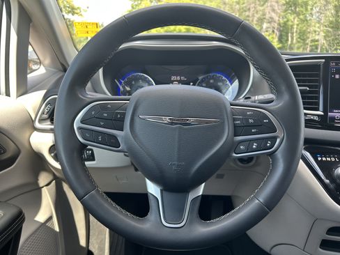 Used 2023 Chrysler Pacifica Touring-L FWD image 11