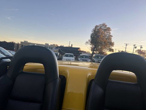 Used 2004 Chevrolet SSR w/ Preferred Equipment Group image 21