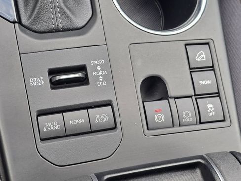 Used 2024 Toyota Highlander LE AWD/4WD image 9